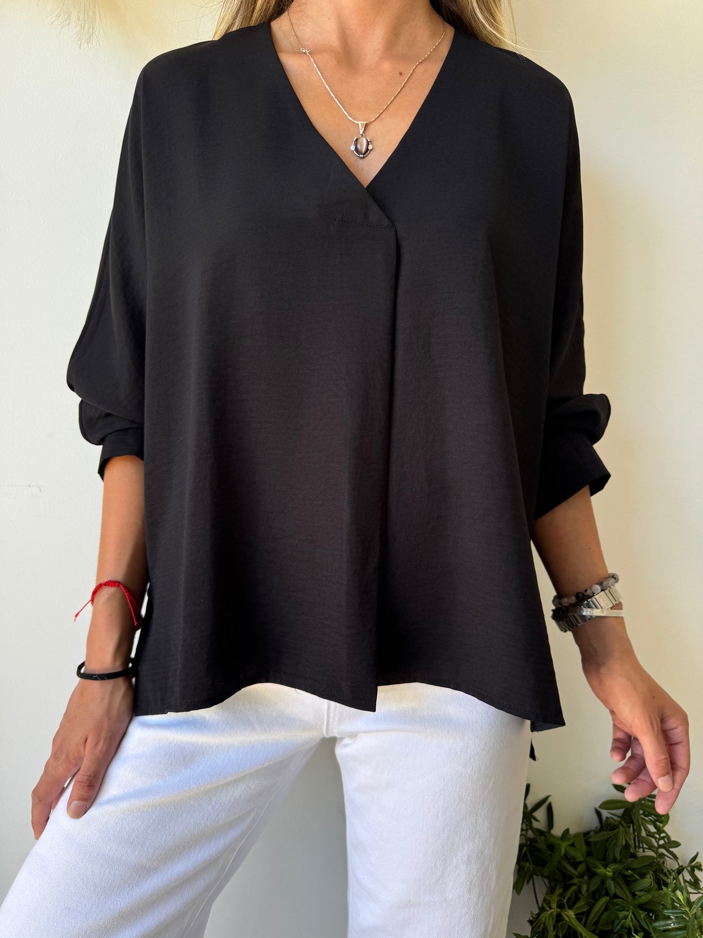 Blusa Negra con Escote en V y Mangas Semi Murcielago
