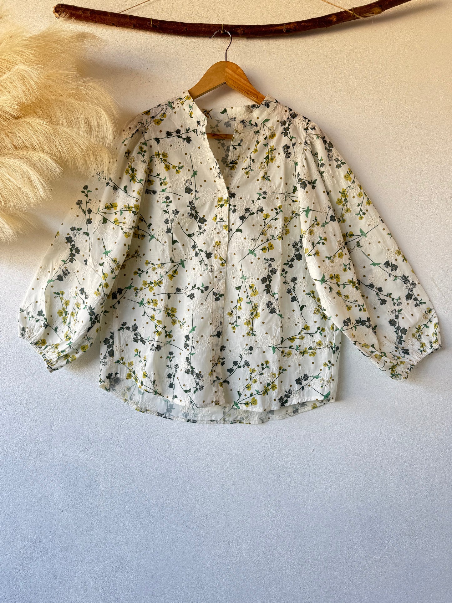 Blusa Blanca con Estampado Floral y Bordados