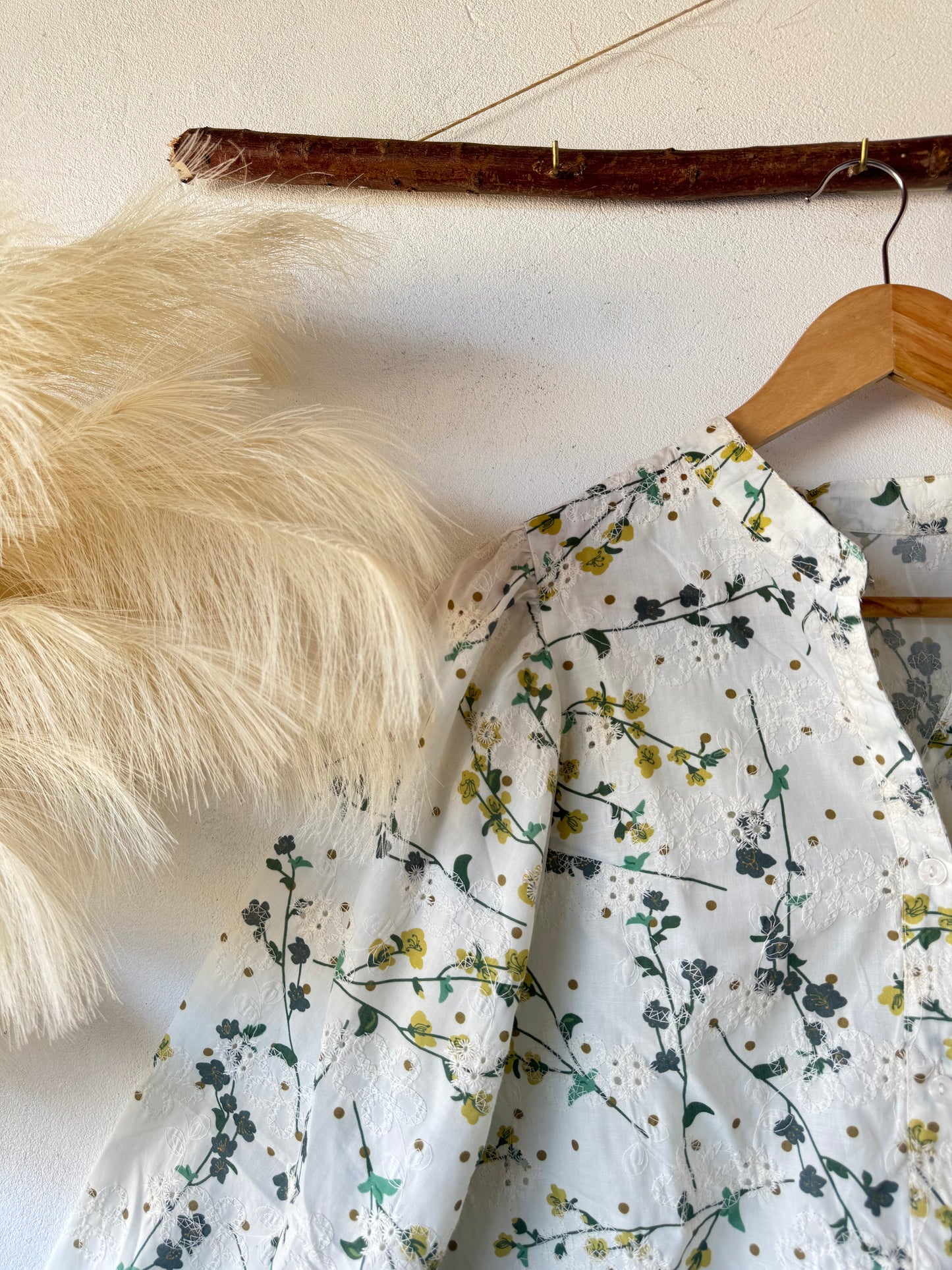 Blusa Blanca con Estampado Floral y Bordados