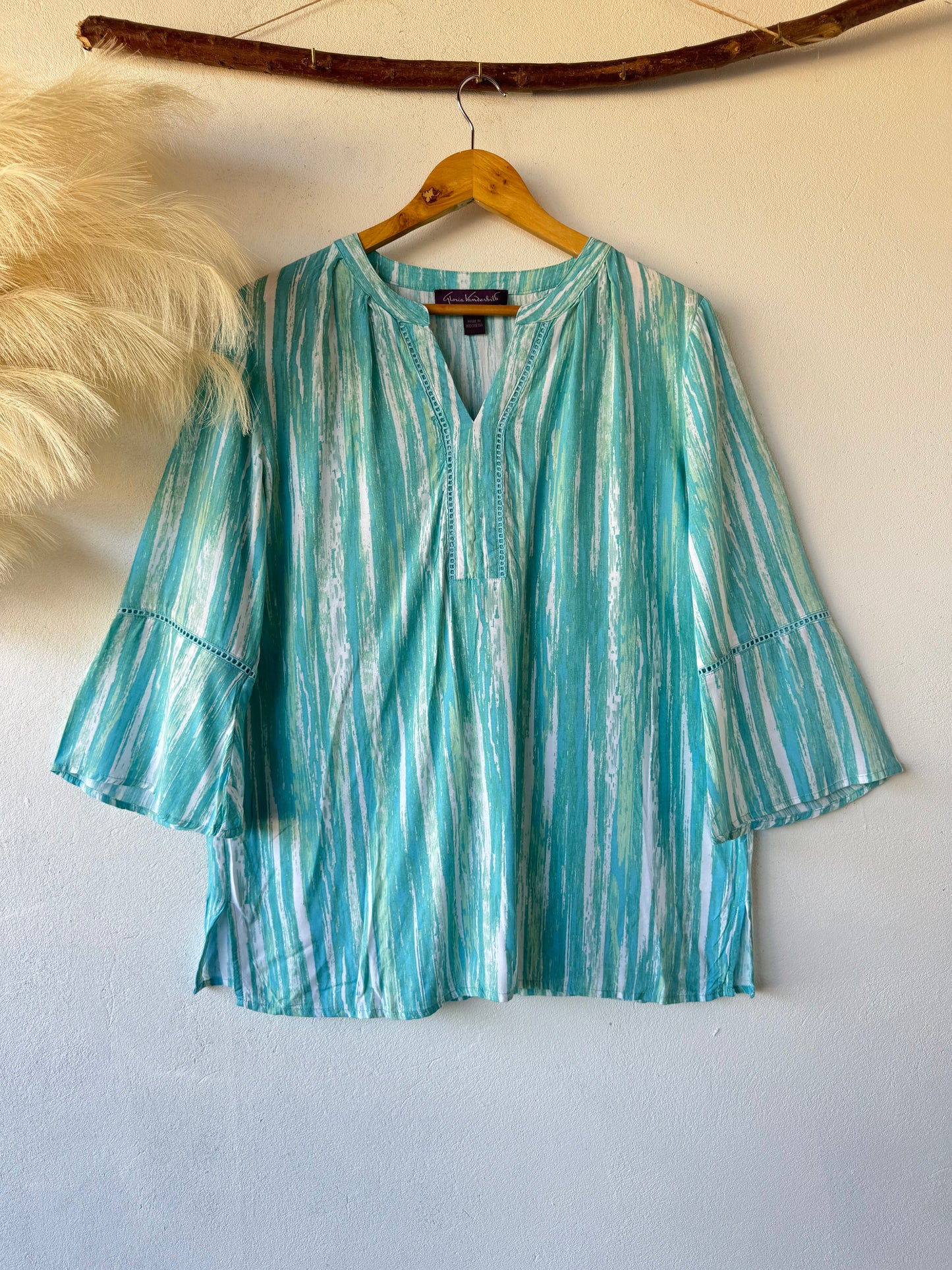 Blusa Turquesa con Estampado Abstracto