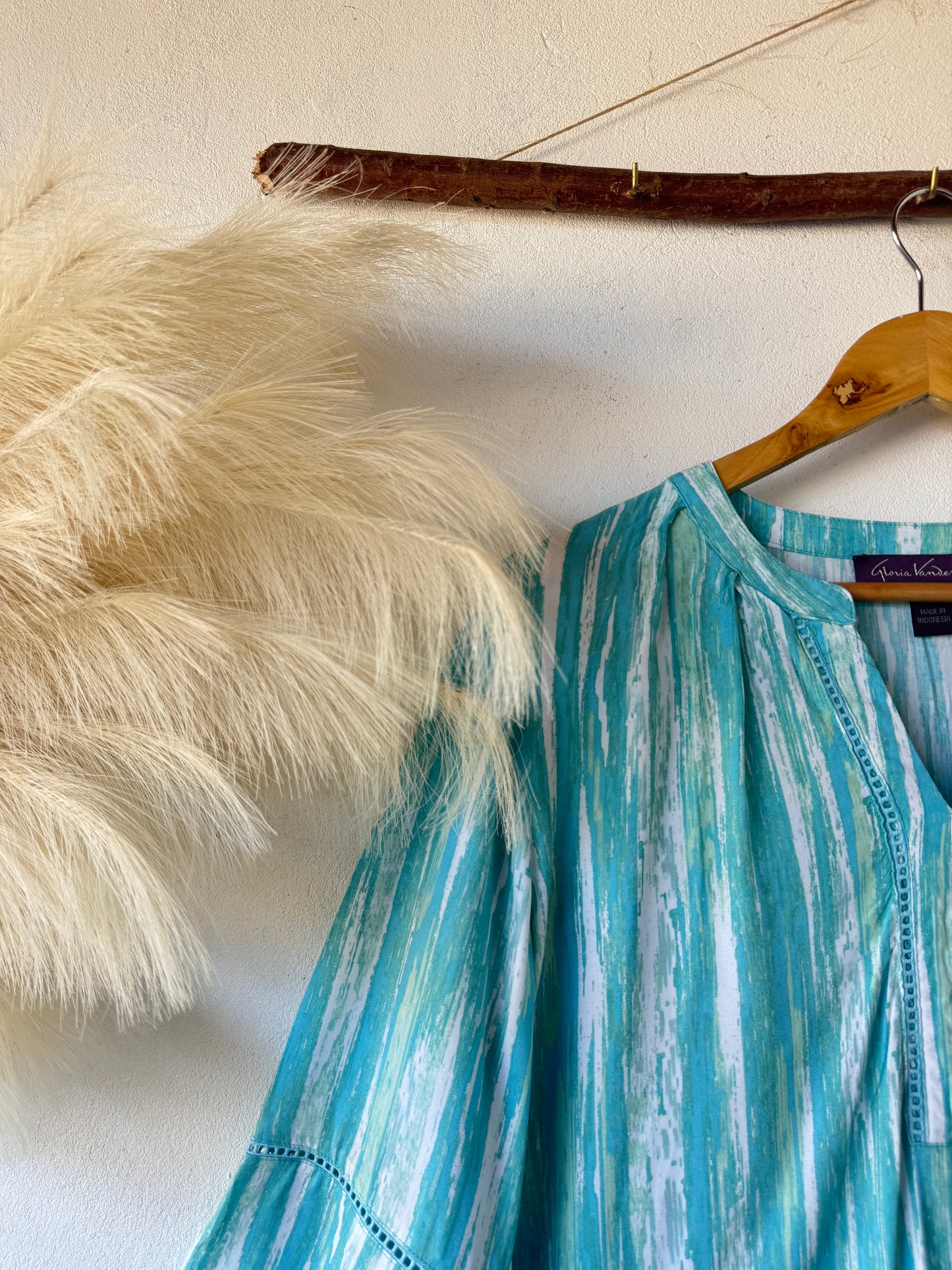 Blusa Turquesa con Estampado Abstracto