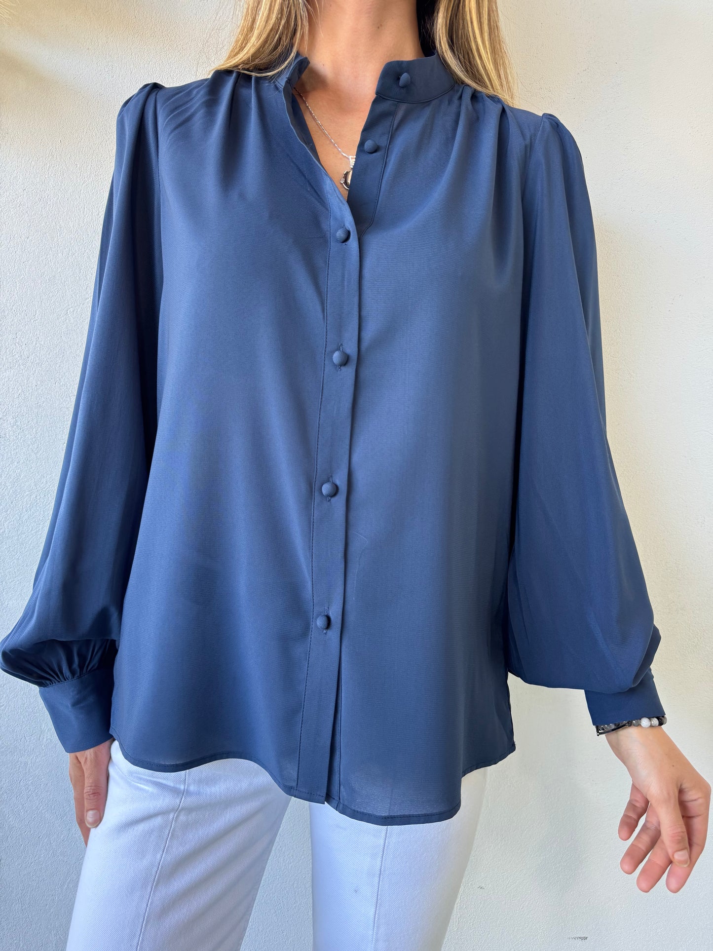 Blusa Azul Marino con Mangas Abullonadas