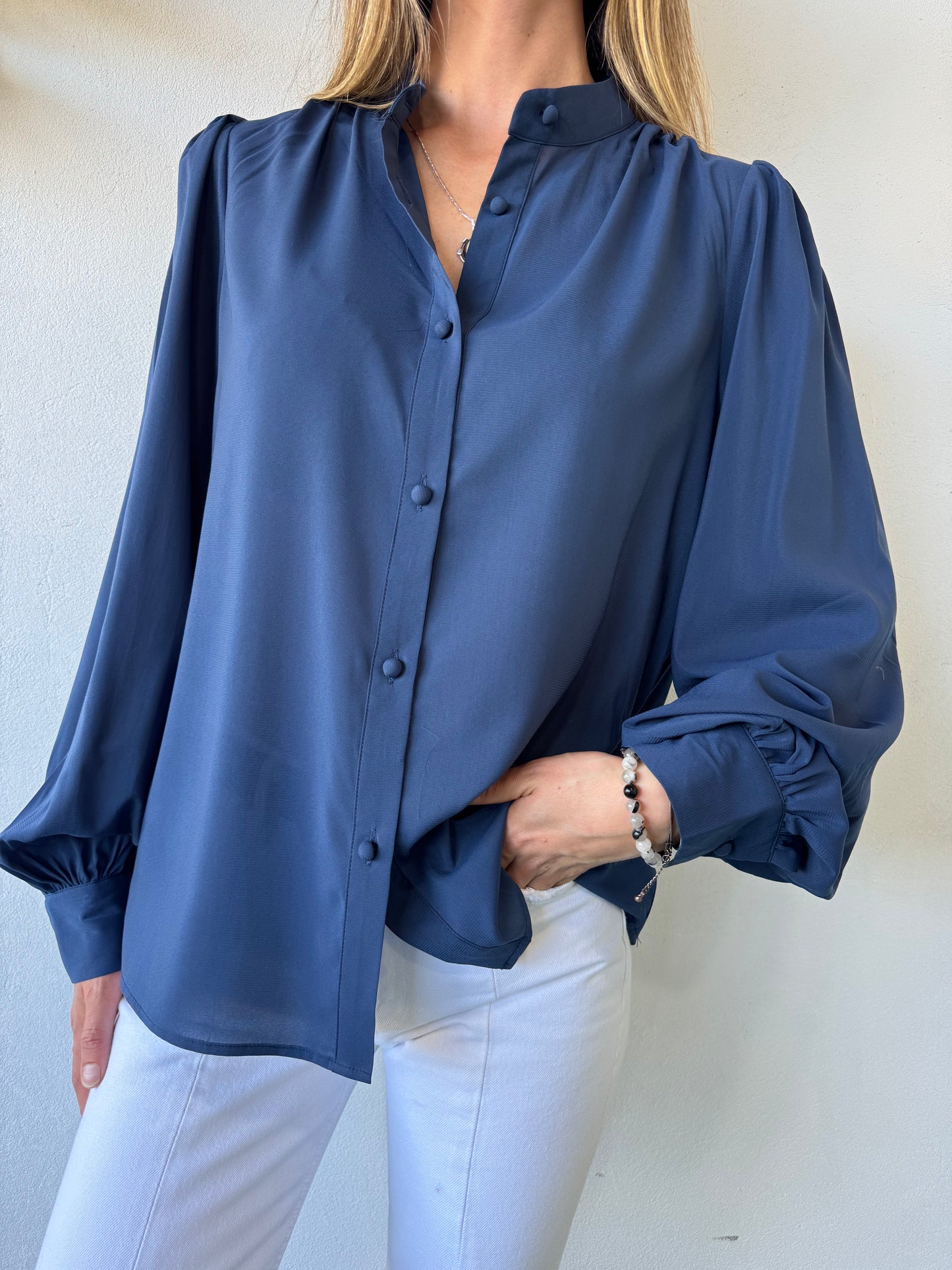 Blusa Azul Marino con Mangas Abullonadas