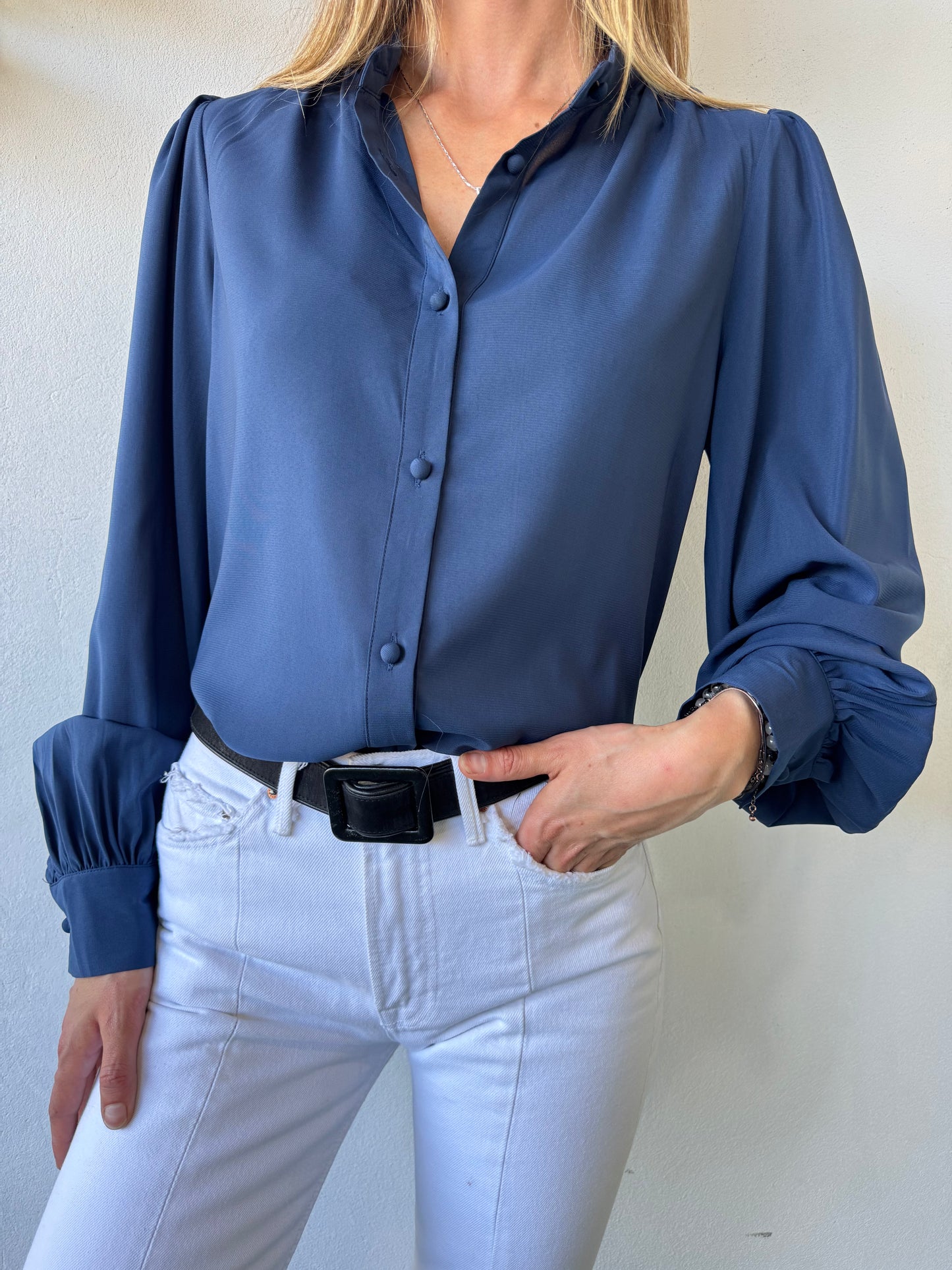 Blusa Azul Marino con Mangas Abullonadas