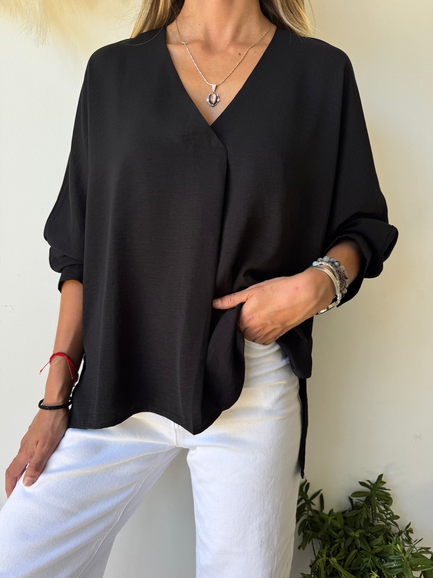 Blusa Negra con Escote en V y Mangas Semi Murcielago