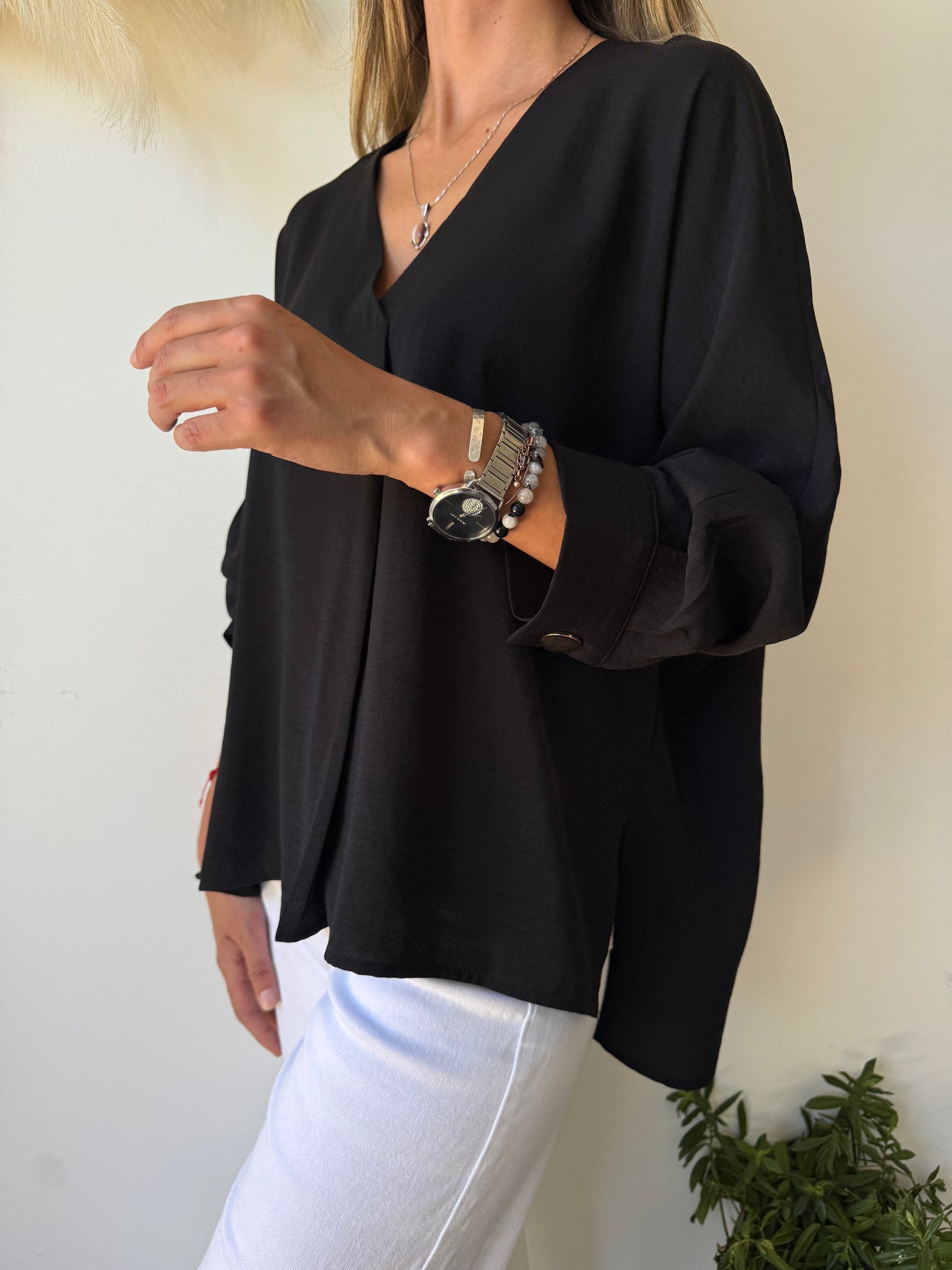 Blusa Negra con Escote en V y Mangas Semi Murcielago