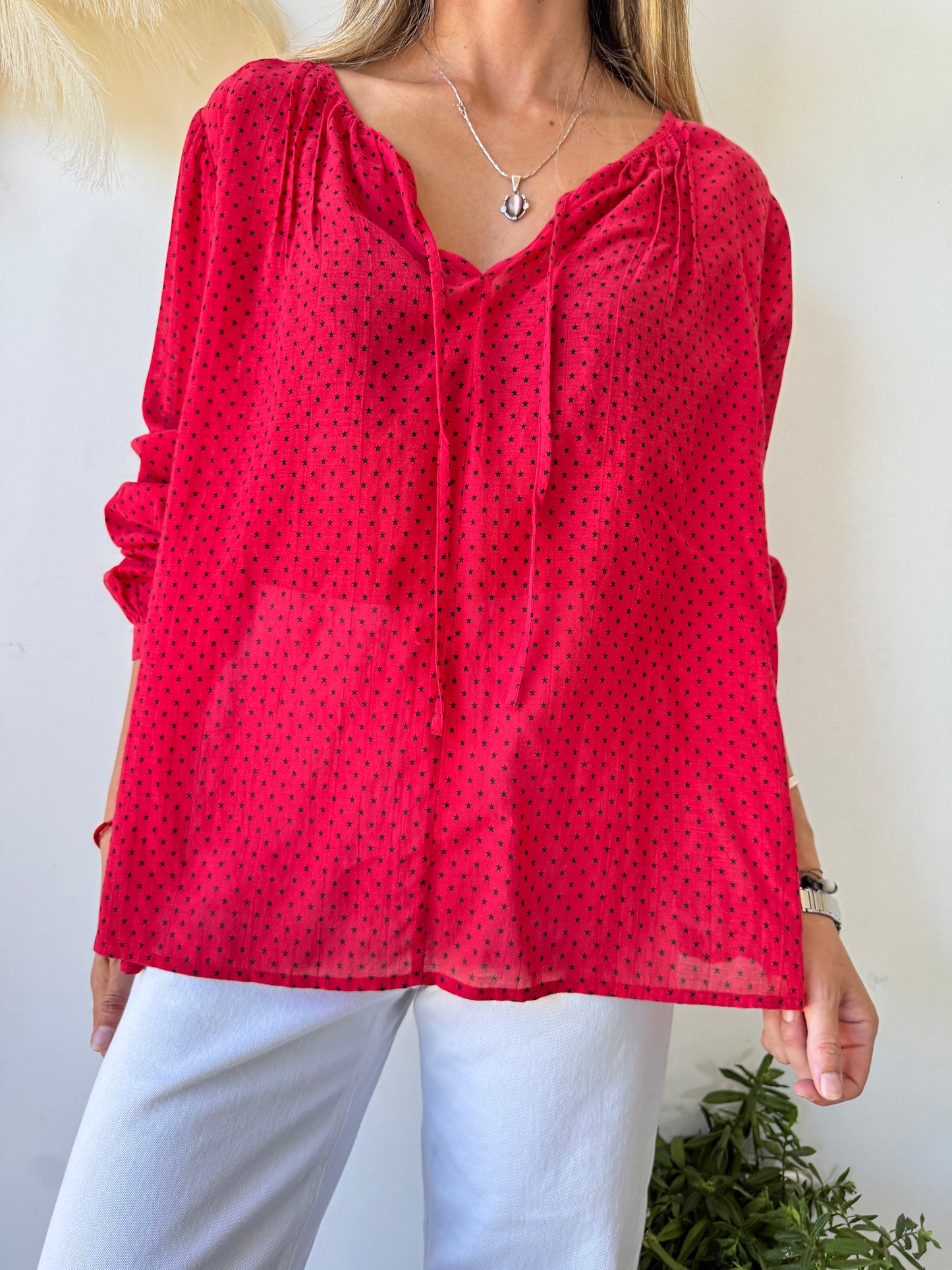 Blusa Roja con Estampado de Estrellas