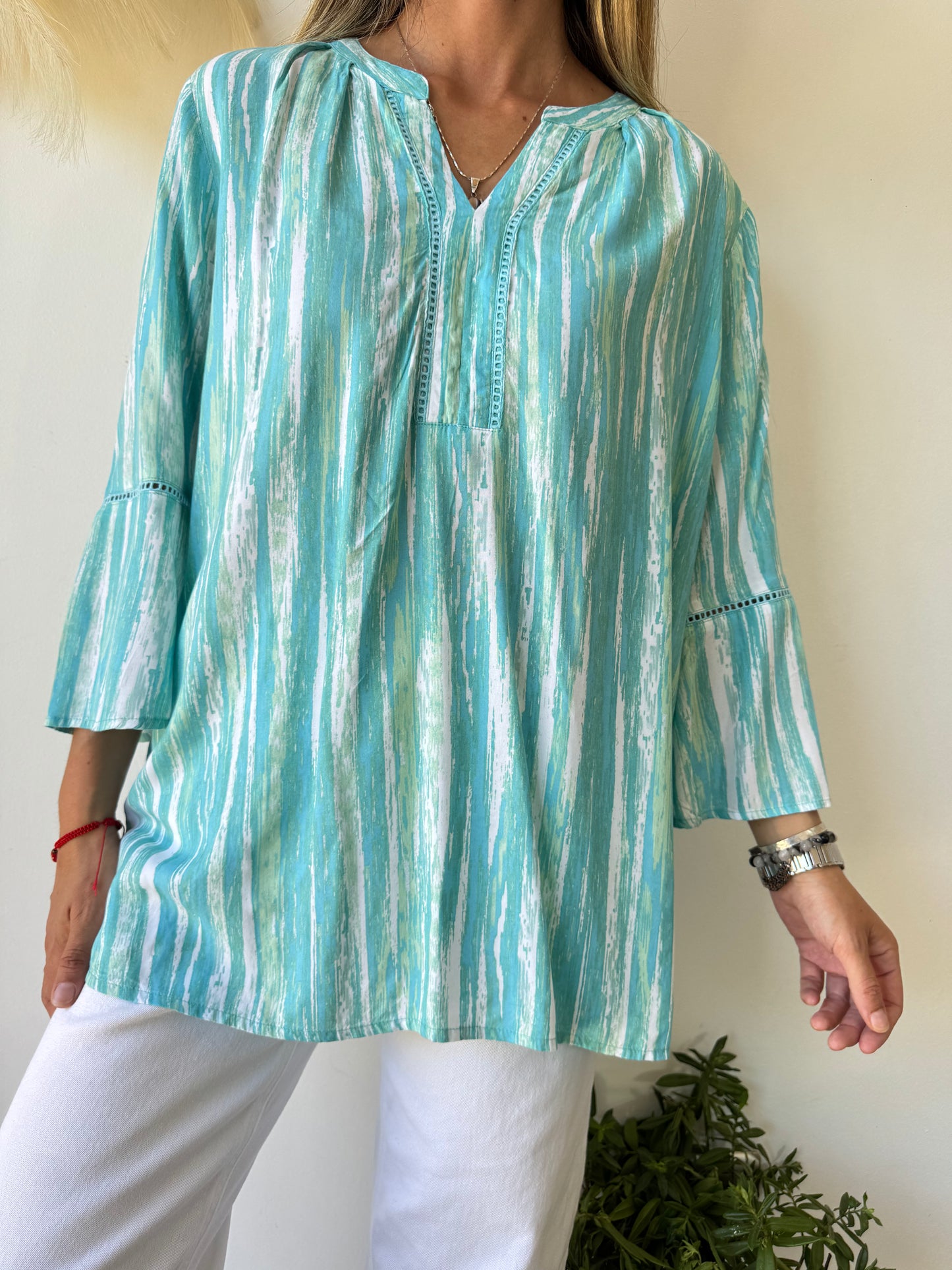 Blusa Turquesa con Estampado Abstracto