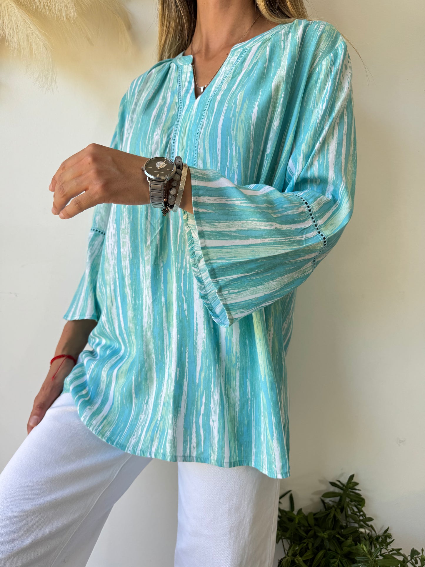 Blusa Turquesa con Estampado Abstracto