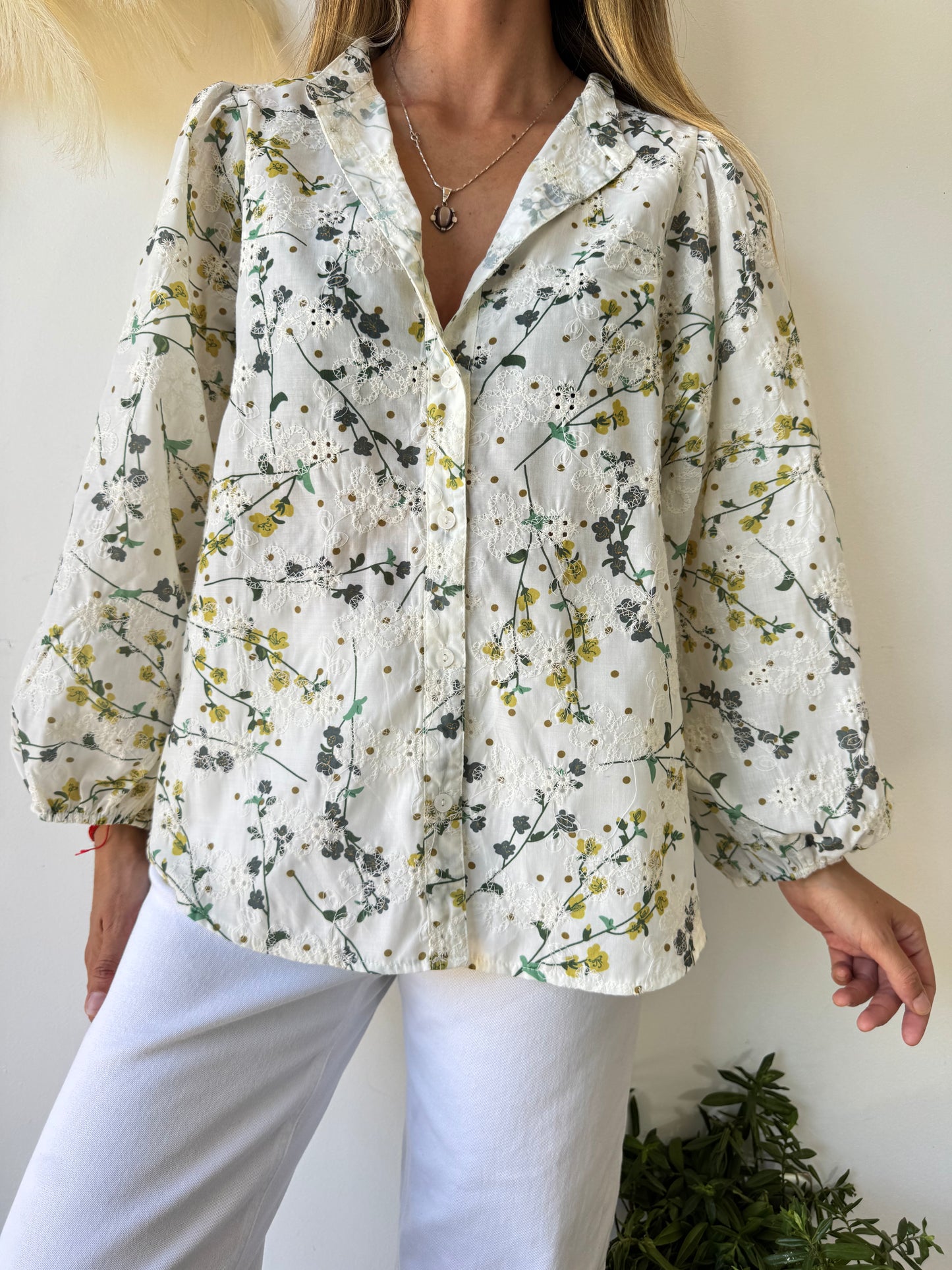 Blusa Blanca con Estampado Floral y Bordados