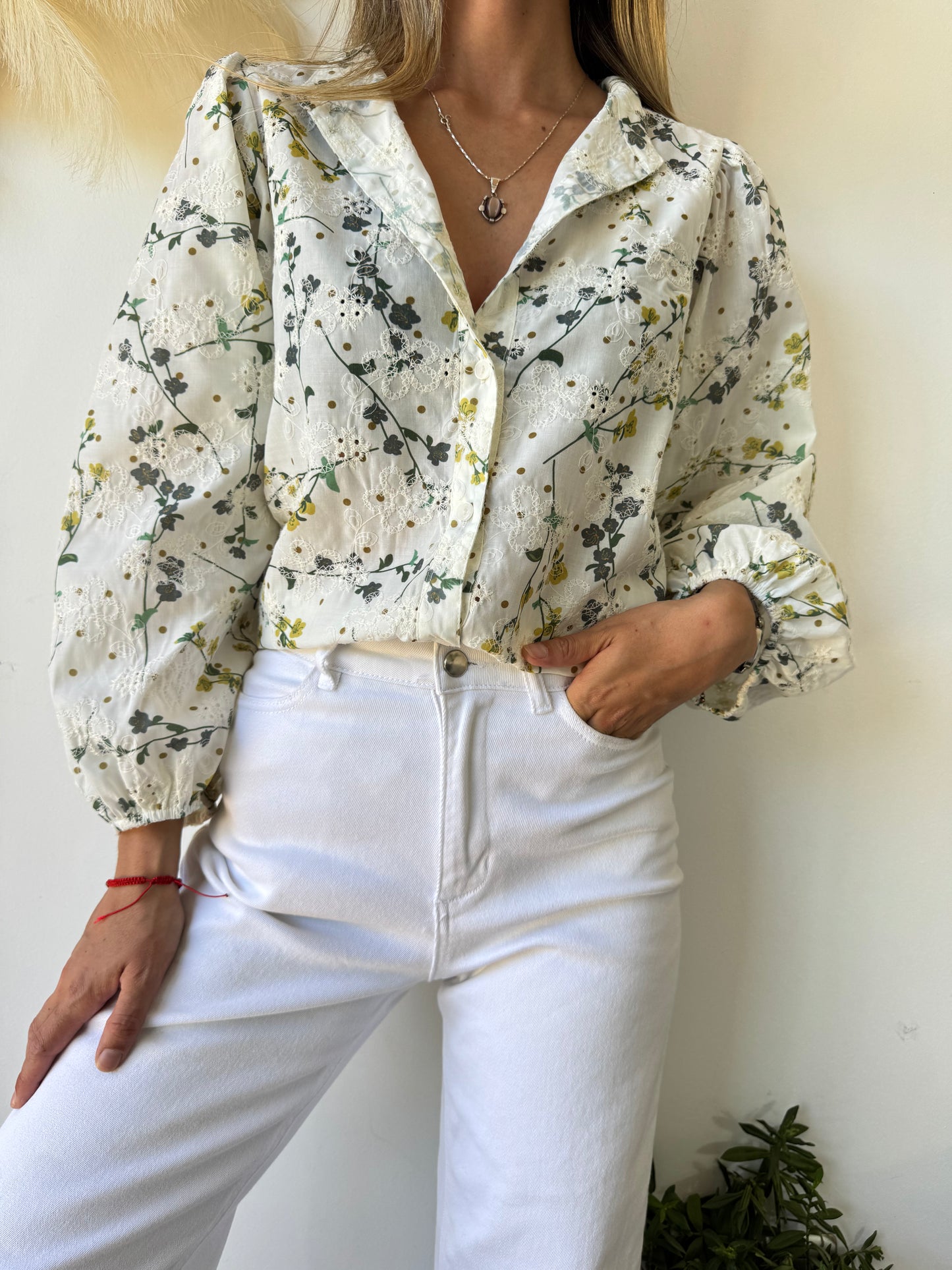 Blusa Blanca con Estampado Floral y Bordados
