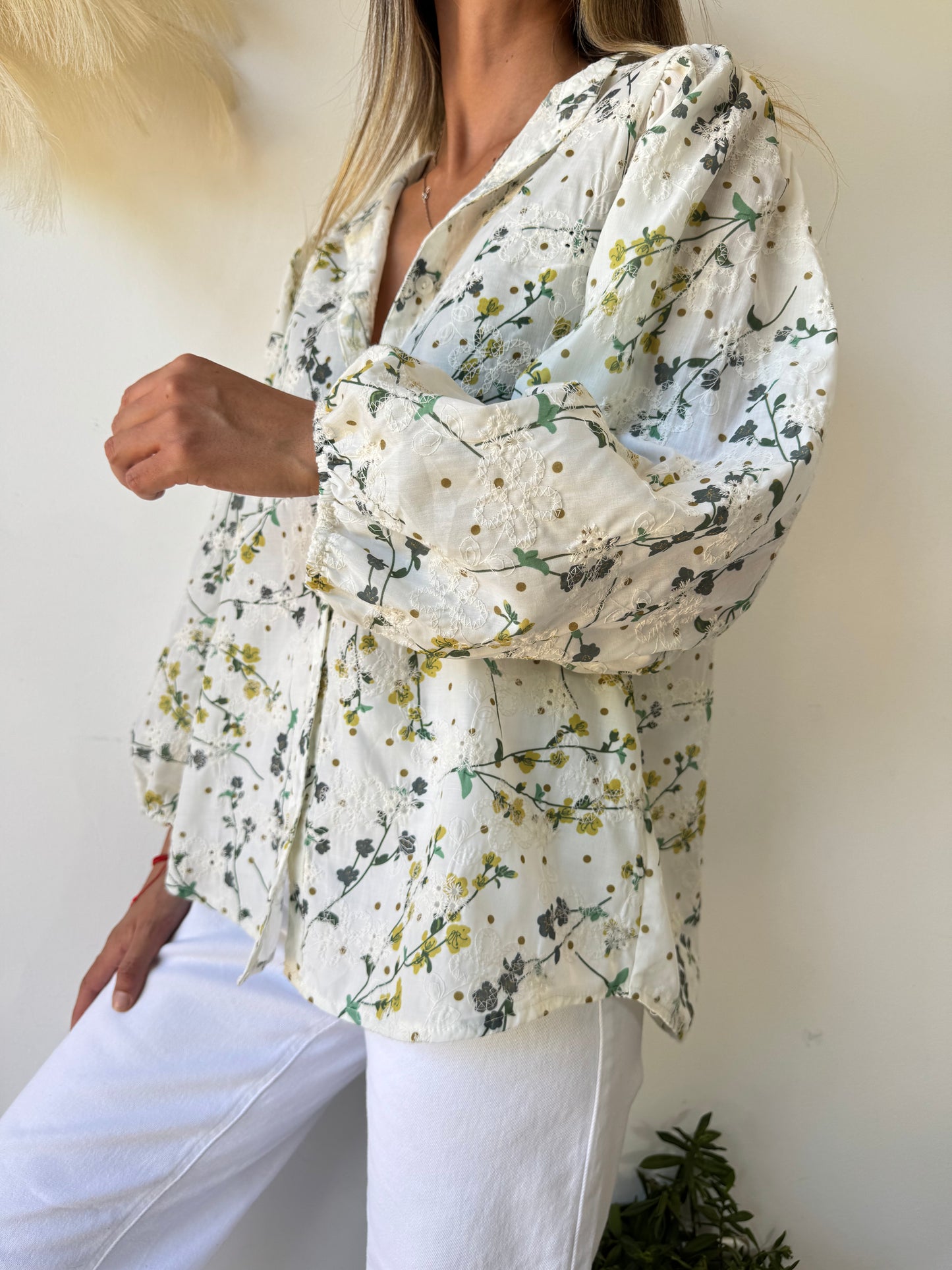 Blusa Blanca con Estampado Floral y Bordados