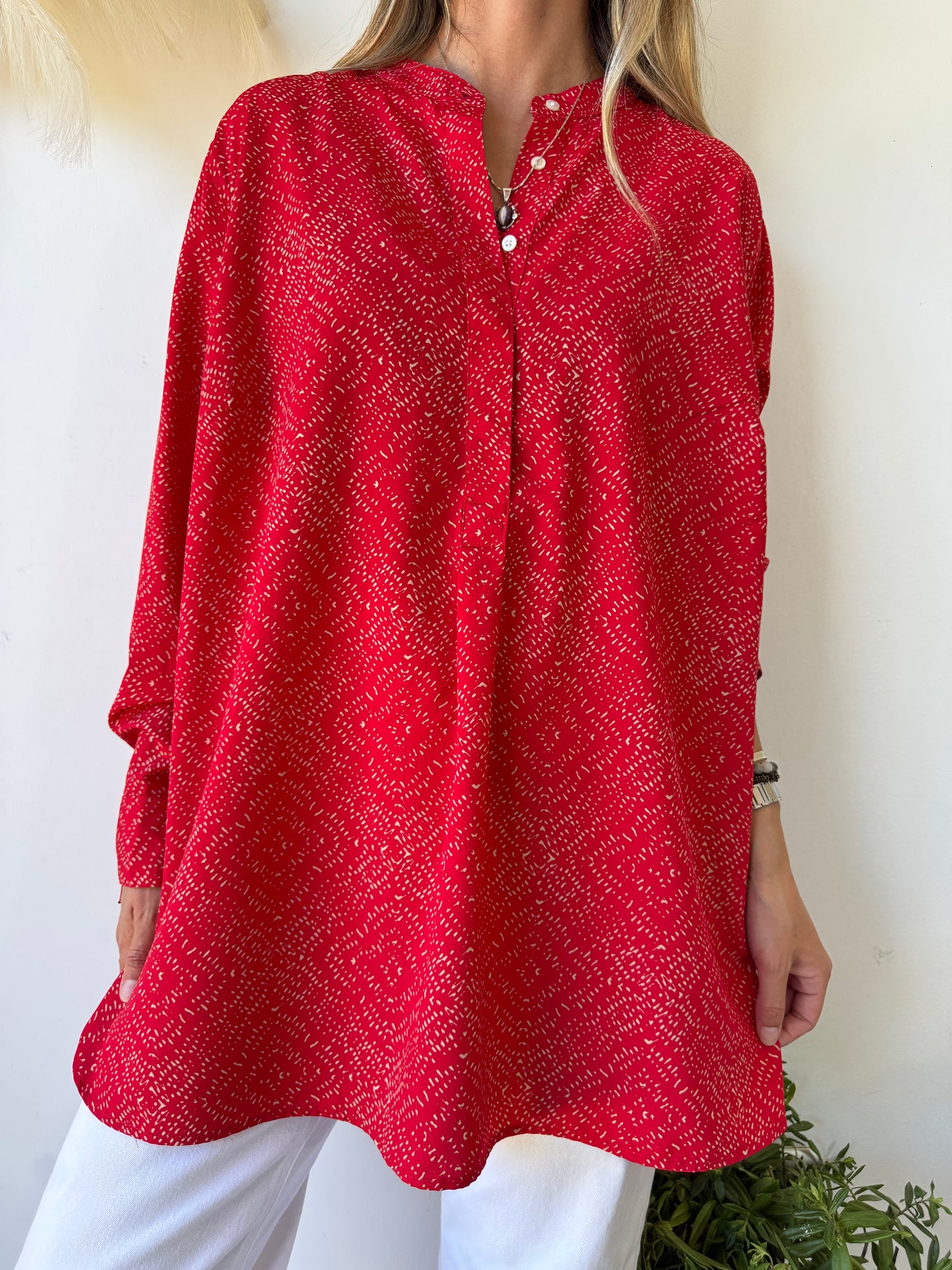 Blusa Roja con Estampado Minimalista