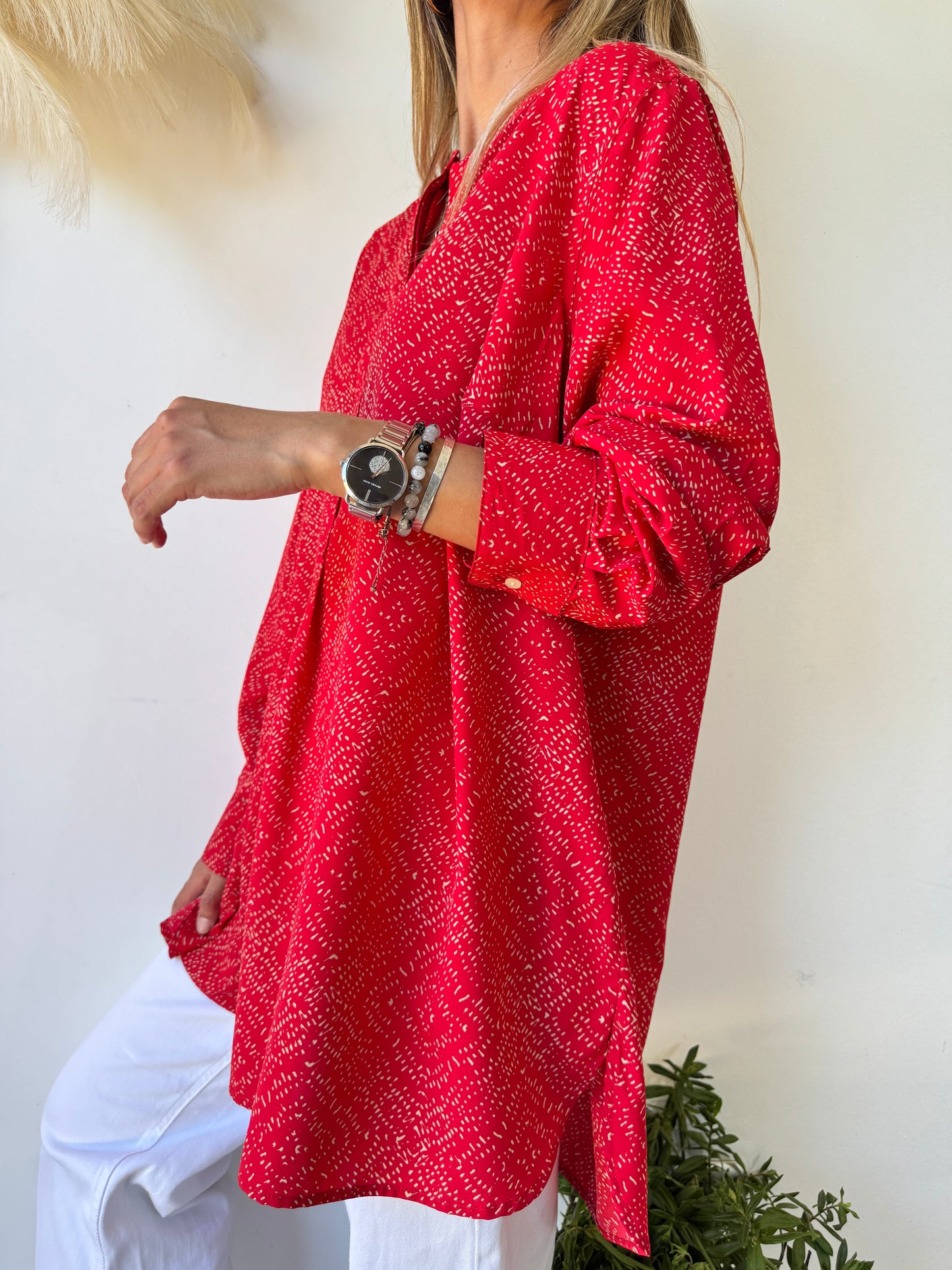 Blusa Roja con Estampado Minimalista