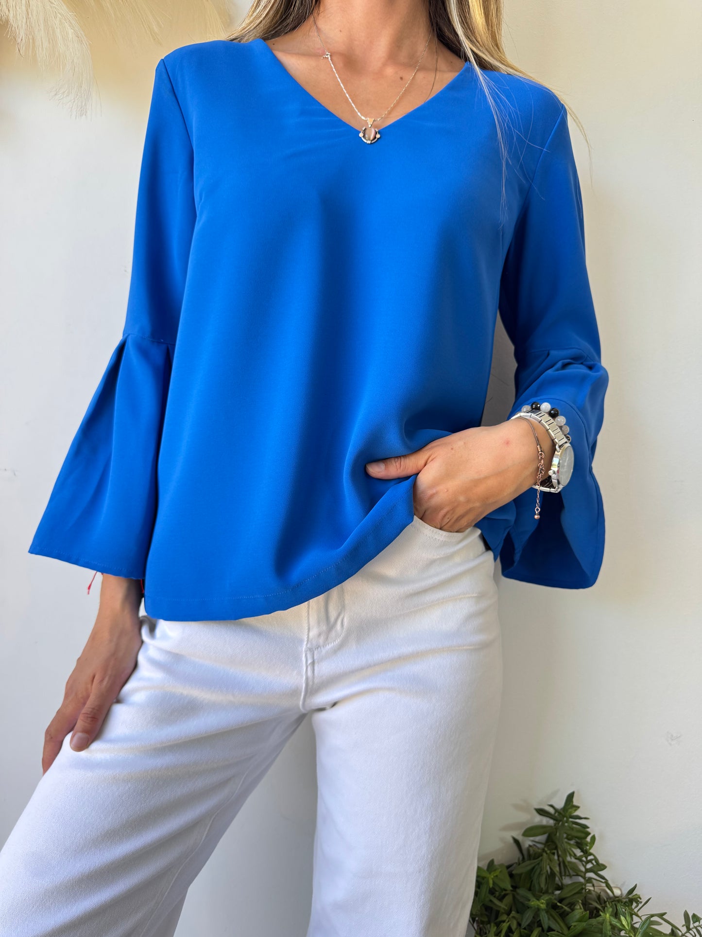Blusa Azul Rey con Mangas Acampanadas