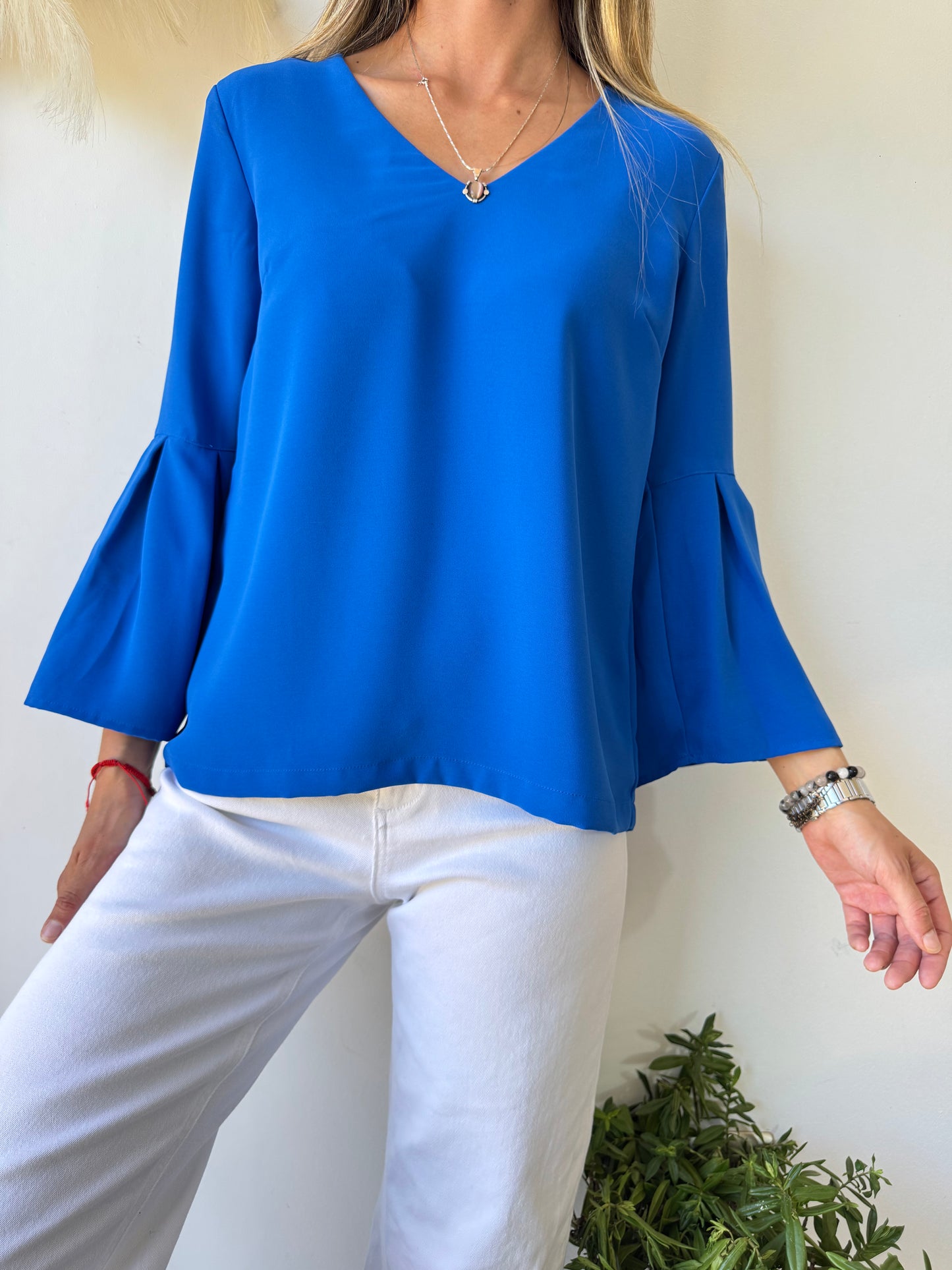 Blusa Azul Rey con Mangas Acampanadas
