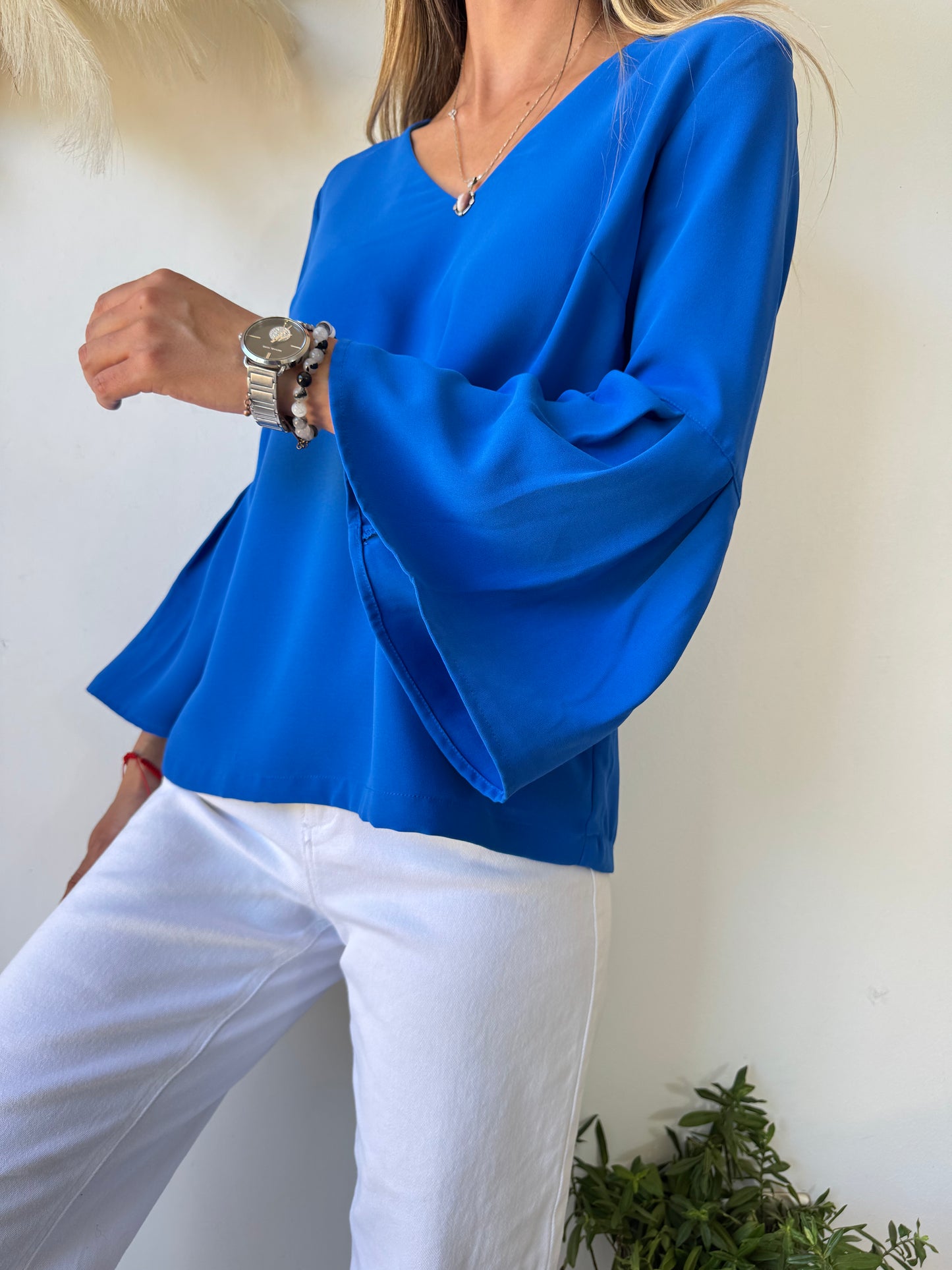 Blusa Azul Rey con Mangas Acampanadas